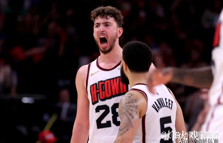 申京外线妙传,阿门底线空切双手暴扣奉献精彩空接 申京外线妙传,阿门底线空切双手暴扣奉献精彩空接